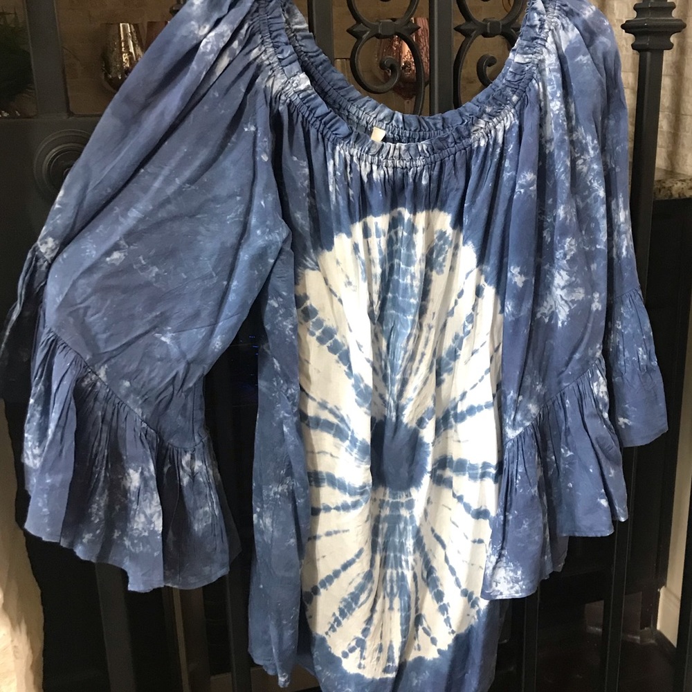 Off-shoulder Elan top